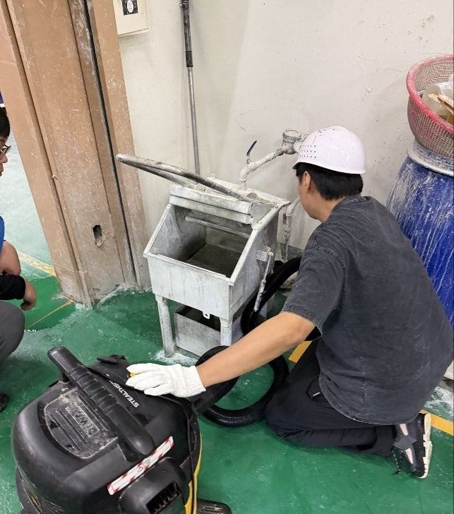 하수구막힘 작업, 공장 배수구 찌꺼기를 석션 장비로 빨아내는 작업자